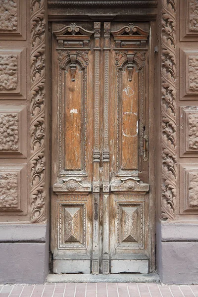 Oude vintage houten deur bruin. Architectonische details — Stockfoto