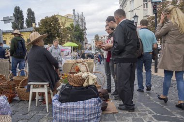 Kiev, Ukrayna - 24 Ağustos 2016: Hatıra Eşyası hasır Andrew'un iniş sokakta gelen turist