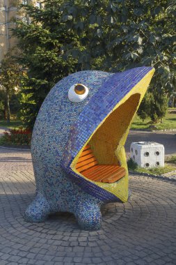 Kiev, Ukrayna - 17 Eylül 2015: Heykel tezgah Pejzazhna sokağa açılan ağzı ile komik mavi kuş