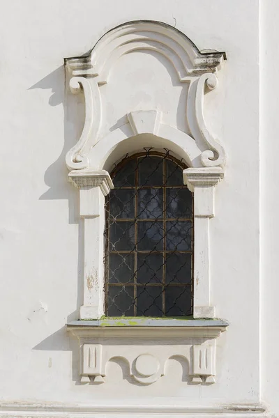 Janela da igreja em estilo clássico. Arquitetura — Fotografia de Stock