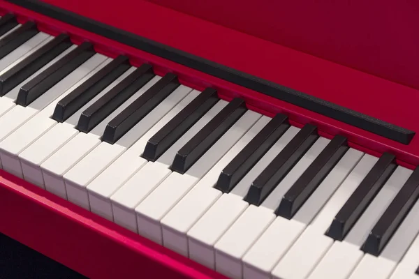 白黒赤はピアノの鍵盤のクローズ アップ — ストック写真