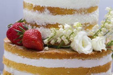 Düğün pastası beze ve çilek closeup ile. Tatlı