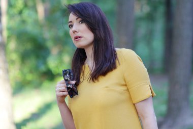 Orman arka plan üzerinde güzel bir kadın portresi. İnsanlar