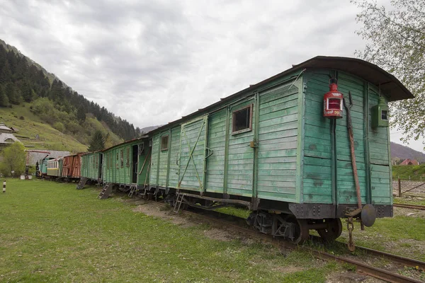 Старі радянські дерев'яні вагона Вузькоколійка. Транспорт — стокове фото