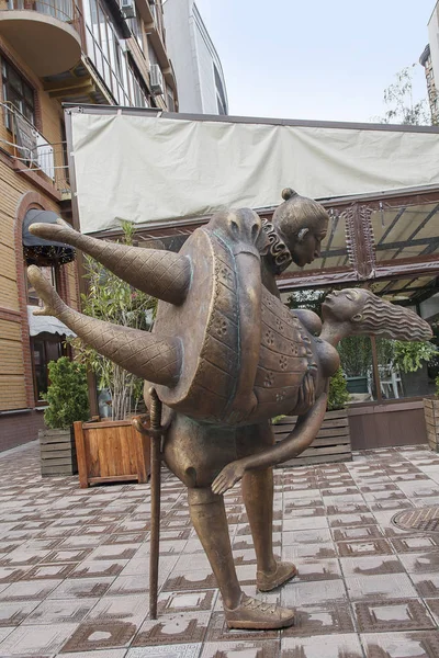 Kiev, Oekraïne - 19 mei 2016: Man met een zwaard houden de dame in haar armen, een moderne beeldhouwkunst — Stockfoto
