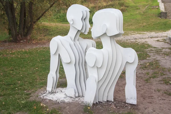 Escultura de amantes em estilo contemporâneo no beco Paisagem. Kiev, Ucrânia — Fotografia de Stock