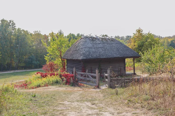Casa velha de camponeses no museu Pirogovo. Ucrânia — Fotografia de Stock