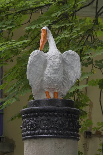 Escultura branca pelicano no pátio da cidade closeup. Kiev, Ucrânia — Fotografia de Stock