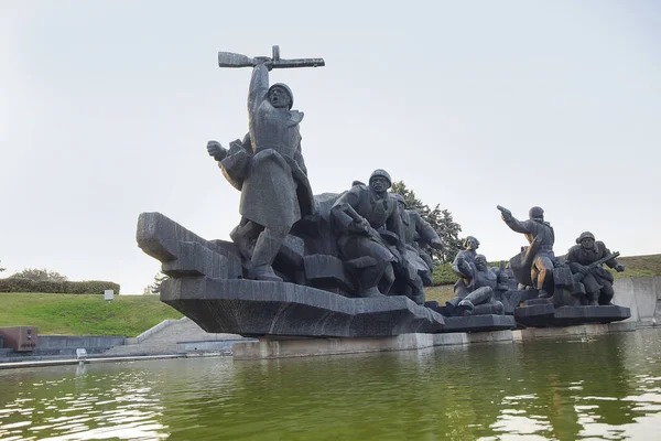 Kiev, Ukraina - September 18, 2015: Sovjetiska soldater attackerar under andra världskriget 2. Monument av stora fosterländska kriget i Museum — Stockfoto