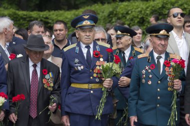 Kiev, Ukrayna - 09 Mayıs 2016: meçhul asker sonsuz şöhret Park'ın mezarı, çiçek koydu İkinci Dünya Savaşı gazileri