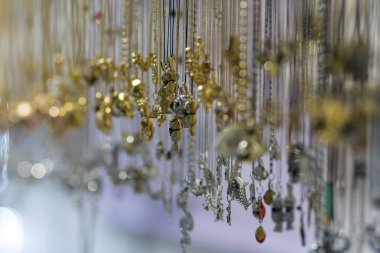 Mağazada asılı birçok kristal kolye kolye
