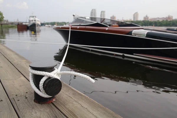 Barco a motor y amarre cuerda de primer plano. Transportes —  Fotos de Stock