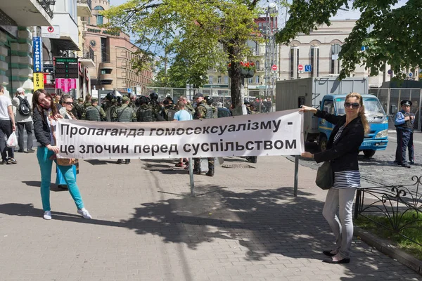 Киев, Украина - 12 июня 2016 года: Противники парада сексуальных меньшинств с плакатом - "Пропаганда гомосексуализма - преступление против общества" на украинском языке — стоковое фото