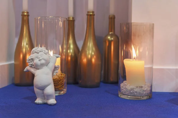 Svíčky ve skle a angel socha pro svatební obřad — Stock fotografie