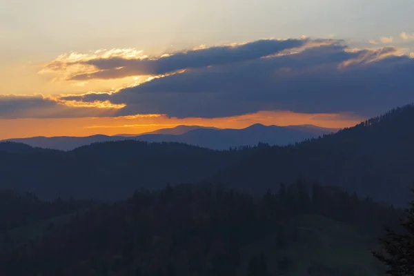 Dramatické oranžový západ slunce v horách. Karpaty — Stock fotografie