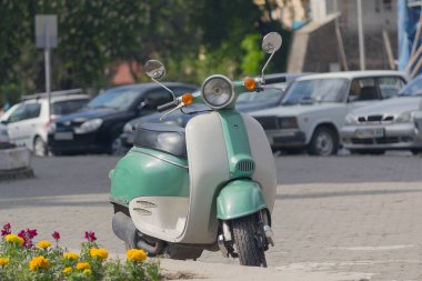 Retro scooter üzerinde bir şehir sokak Park. Taşıma
