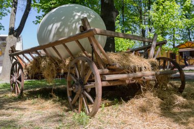 Ahşap sepeti büyük yumurta ile. Paskalya süsleri