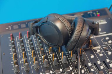 DJ Mixer düğme ve siyah kulaklık ile. Müzik