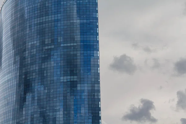 Fassade eines modernen Gebäudes gegen den Himmel. Hintergrund — Stockfoto
