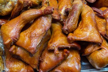 Karşı çekim üzerinde füme tavuk bacaklar. Gıda