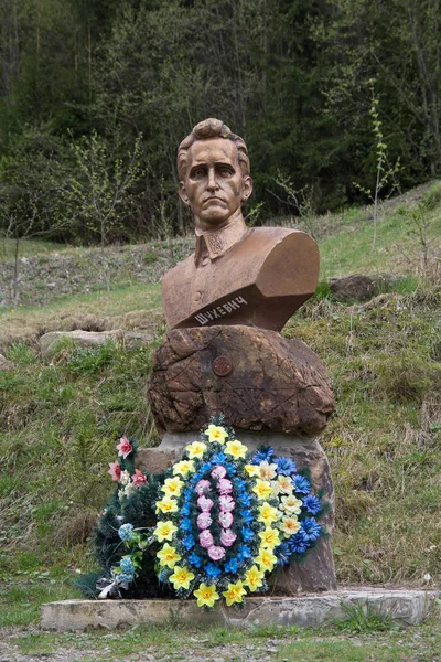 Kolochava, Ukraine - April 18, 2016: Monument to the commander of the Ukrainian Insurgent Army Roman Shukhevych — Stock Photo, Image