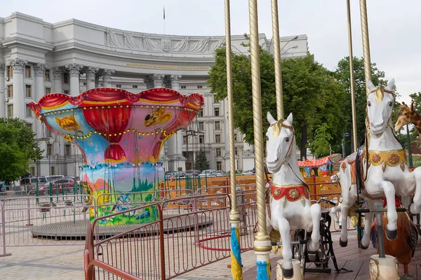 Kiev, Ukraine - May 11, 2016: Carousels on the Mikhaylovskaya Square against the backdrop of the Ministry of Foreign Affairs — Stock Photo, Image