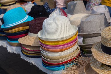 gevarieerde mode hoeden showcase op de open markt winkelçeşitli moda şapkaları showcase üzerine açık piyasa Dükkanı 