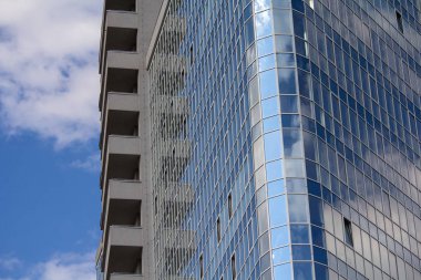 Cephe modern Cam mavi ofis ve gökyüzü bulutlu