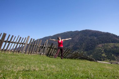 Kırsal kesimde bir çit arka plan üzerinde turist kadındır