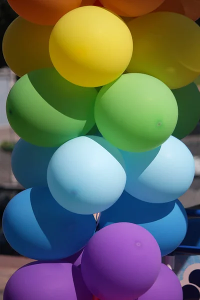 Palle gonfiabili multicolori sul primo piano della strada. Celebrazione — Foto Stock