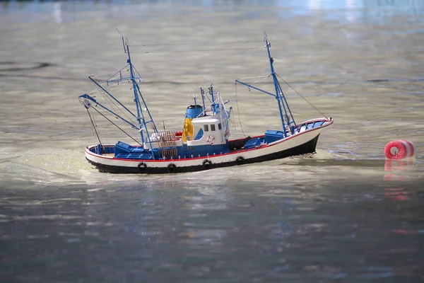 Modelo de barco flota en la piscina. Modelado de buques —  Fotos de Stock