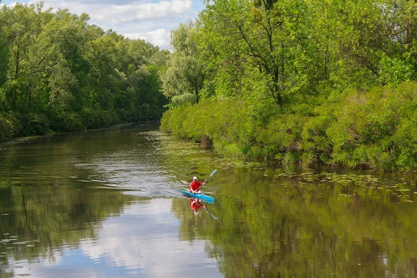 Mannen på floden utbildningen i kajakpaddling. Idrott — Stockfoto