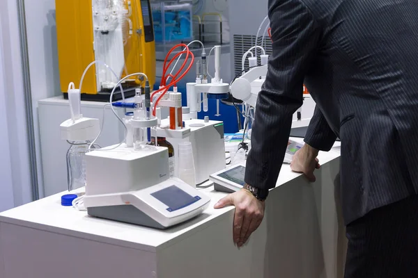 Bărbat lângă echipament într-un laborator medical — Fotografie, imagine de stoc
