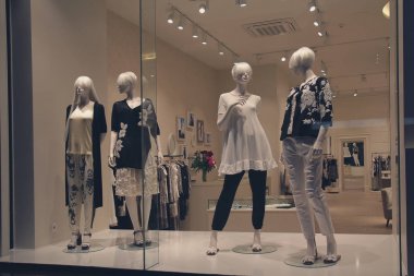 Bir vitrin kadın mankenler grubudur. Moda