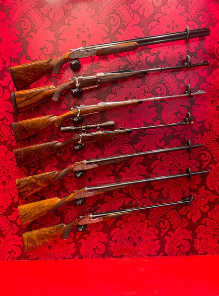 Lussuose armi intarsiate sul banco dei testimoni. Vendite — Foto Stock