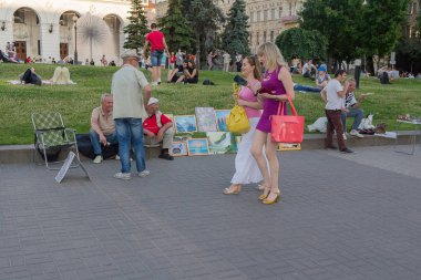 Kiev, Ukrayna - 19 Haziran 2016: Vatandaşların ve turistlerin bırakın bir yaz gününde bağımsızlık bağımsızlık günü