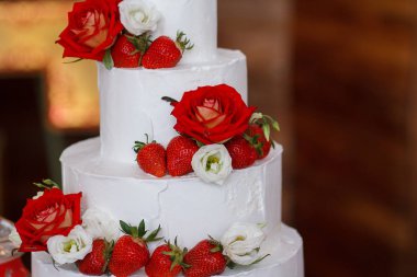 Çilek ve gül closeup ile düğün pastası. Tatlı