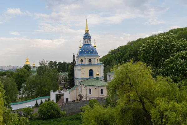 Vista del monasterio de Vydubychi entre los árboles. Kiev, Ucrania — Foto de Stock