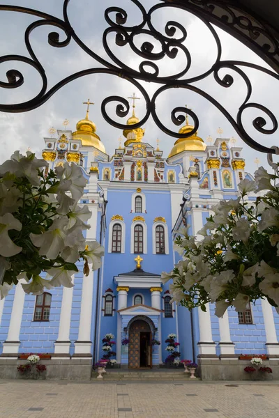 St. Michael's Golden-Domed klooster met een kathedraal en bloemen, Oekraïne — Stockfoto