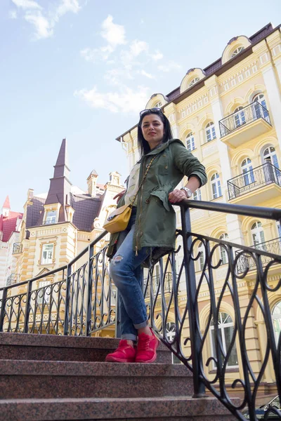 Mulher bonita com saco amarelo na rua. Pessoas — Fotografia de Stock