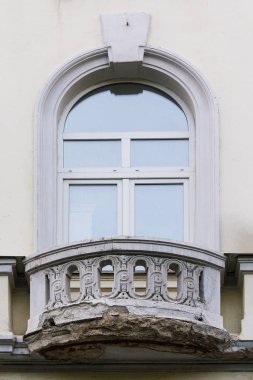 VEW Plastik pencere ve eski bir vintage balkon. Mimari