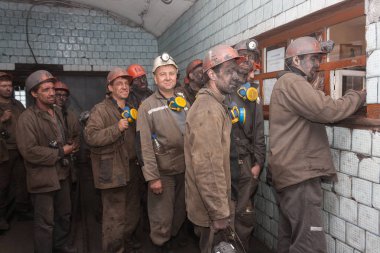 Makeevka, Ukrayna - 11 Haziran 2013: Madenciler çalışma vardiya sonra benim 