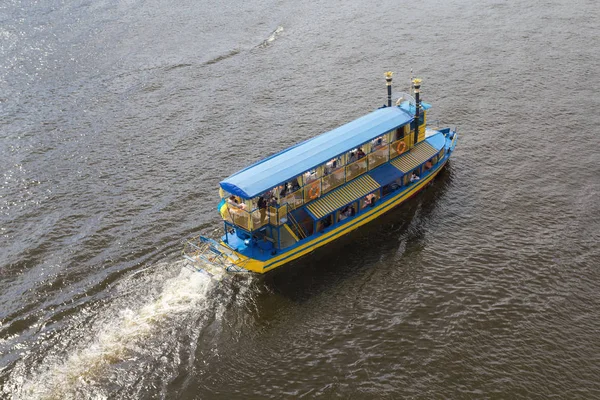 Винтажный пароход плывет вдоль Днепра. Киев — стоковое фото