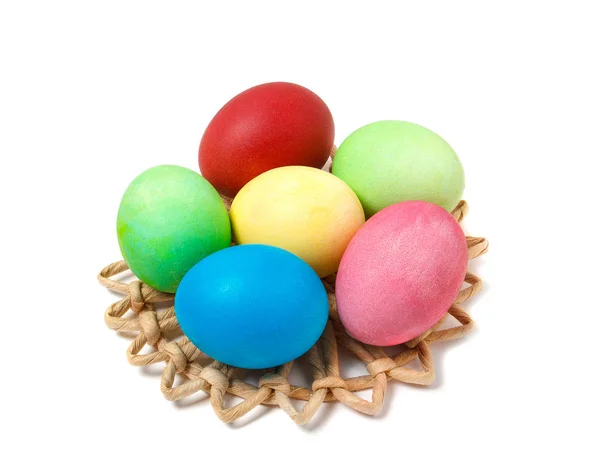 Разноцветные окрашенные пасхальные яйца изолированы на белом фоне — стоковое фото