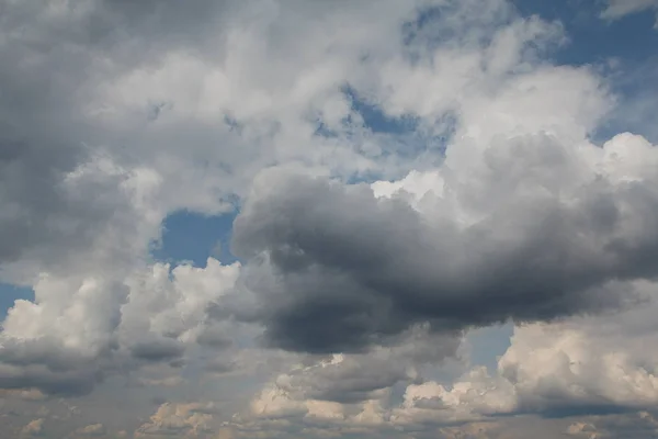 Dramatische Kumuluswolken bei Gewitterwetter. Natur — Stockfoto