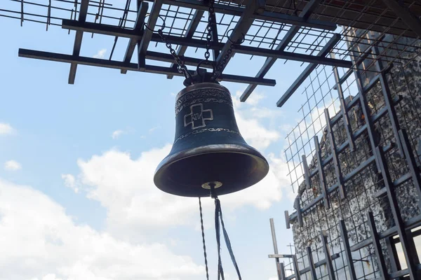 Campana sobre un fondo de una jaula de metal. The memorial complex to the victims of Holodomor in Ukraine in 1932-1933 (en inglés). Kiev — Foto de Stock