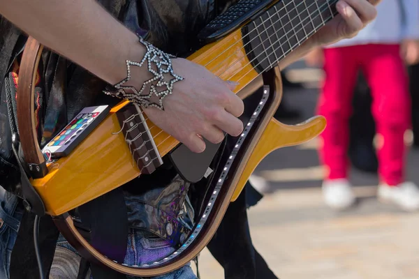 Händerna på en gitarrist som spelar elgitarr. Live-ljud — Stockfoto