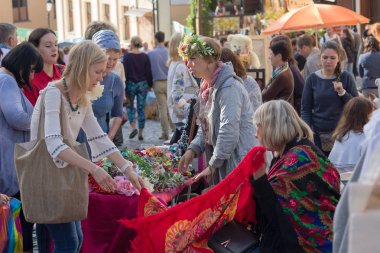 Kiev, Ukrayna - 24 Ağustos 2016: turistler sokak Andreevsky kökenli ürünler