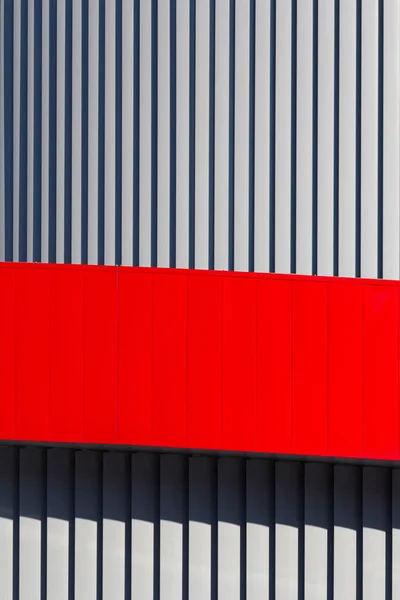 Architectuur abstractie in de vorm van verticale strepen. Achtergronden en texturen — Stockfoto