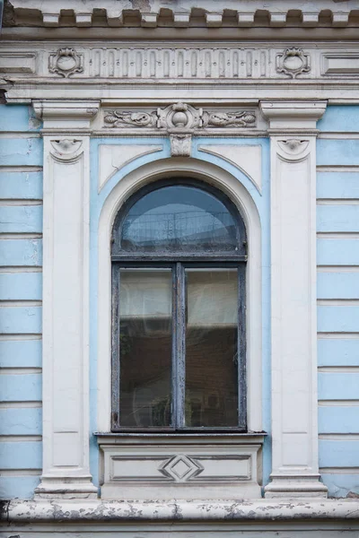 Staré okno v klasickém stylu. Architektura — Stock fotografie
